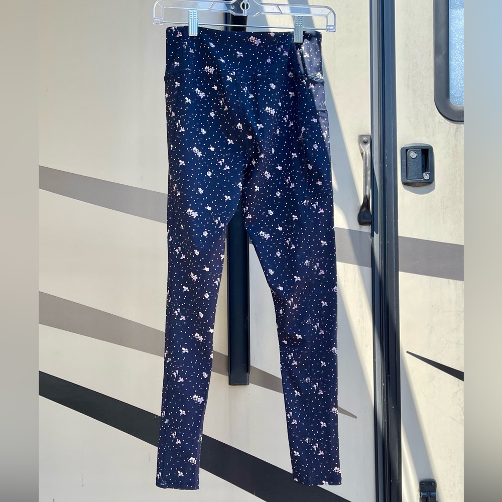 Super cute Vera Wang leggings